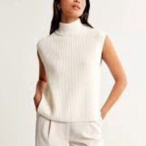 Abercrombie & Fitch - Oversized Turtleneck Sleeveless Sweater